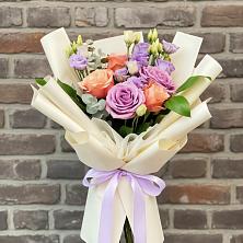 Букет цветов из:  Лизиантусы и Розы в Исетское